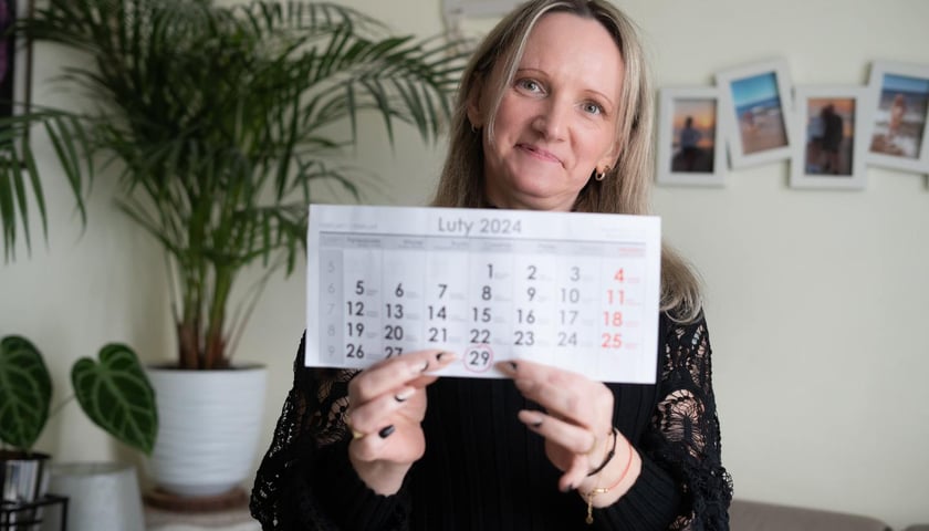 Na zdjęciu wrocławianka Marta Kunik trzyma w ręce kartkę z kalendarza na luty z zakreślona na czerwono datą 29
