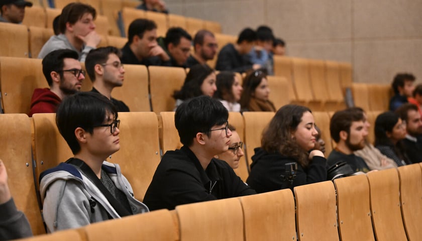 <p>Spotkanie informacyjne z obcokrajowcami, kt&oacute;rzy zaczęli studia na Politechnice Wrocławkiej&nbsp;&nbsp;</p>