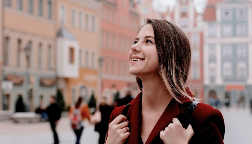 Uśmiechnięta kobieta na wrocławskim Rynku / zdjęcie ilustracyjne