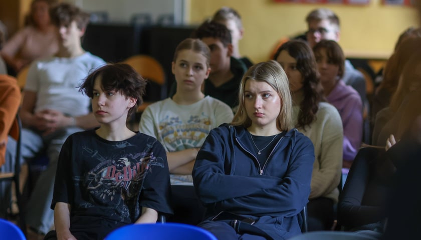 Uczniowie z wielkim poruszeniem słuchają wykładu o transplantacji narządów