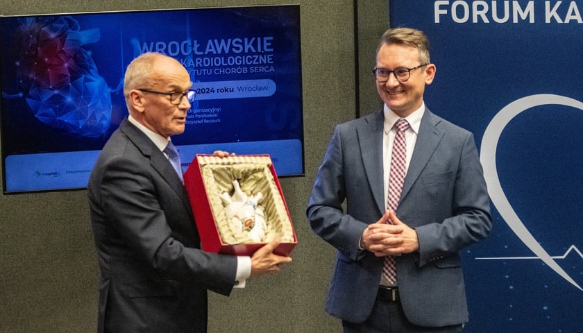 Prof. Piotr Ponikowski, dyrektor IChS (z lewej), podczas uroczystej sesji otwierającej jubileusz 