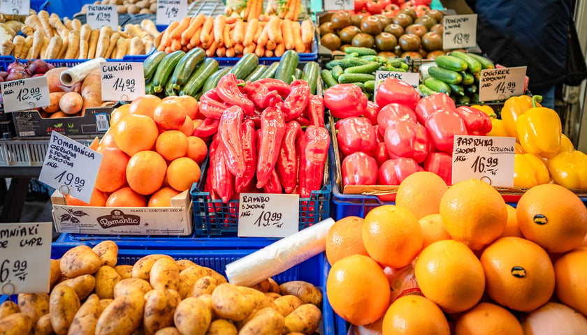 Warzywa i owoce - wraz z cenami - na wrocławskim targowisku