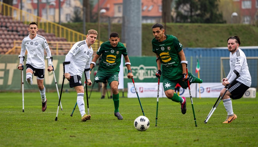 Transmisje wszystkich meczów dostępne są na kanale Amp Futbol Polska w serwisie YouTube oraz aplikacji mobilnej TVP Sport. Na zdjęciu zawodnicy