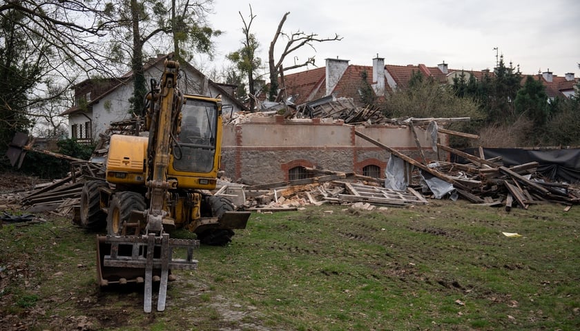 Zniszczony budynek przy al. Kasprowicza, obok niego stojąca koparka