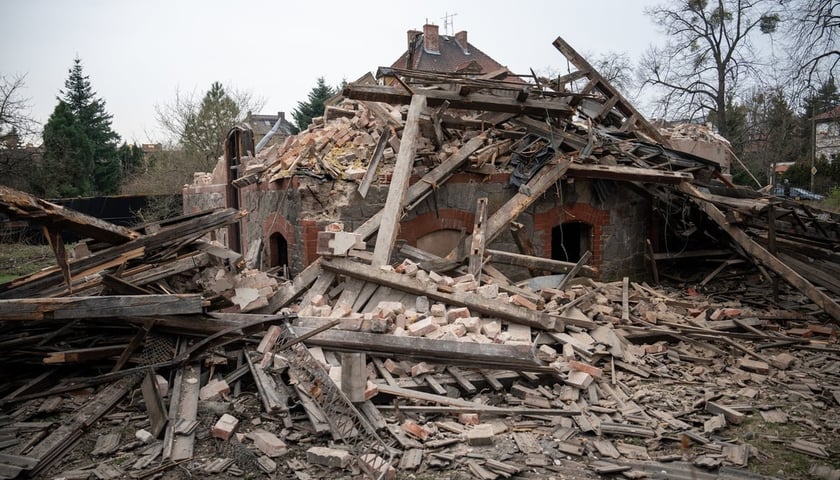 Zniszczona willa przy ulicy Kasprowicza 23. Zdjęcie wykonane w sobotę 2 marca 2024.