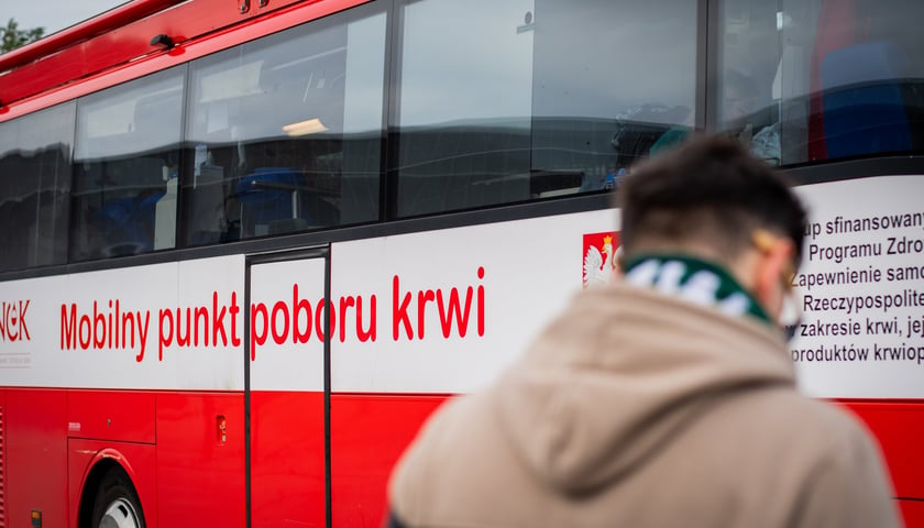 Autobus - Mobilny Punkt Poboru Krwi i kibic Śląska Wrocław / zdjęcie ilustracyjne