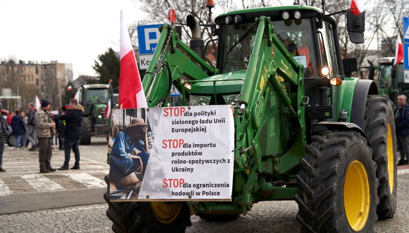 Na zdjęciu traktor z transparentem podczas protestu rolników