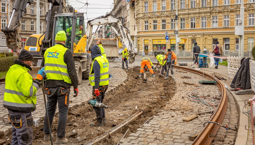 Tramwaje 6 linii jeżdżą od 9.03 innymi trasami przez Nadodrze. Na zdjęciu pracownicy budowlani remontujący torowisko na placu Powstańców Wielkopolskich