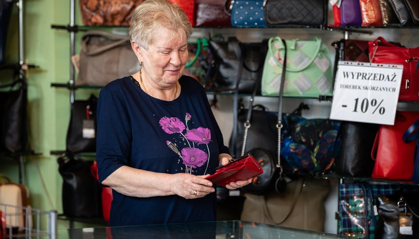 <p>Kultowy sklep &bdquo;Krokodyl&rdquo; zamyka się 29 marca &ndash; na zdjęciu właścicielka Wanda Pawełczyk</p>
