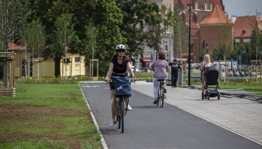 Велосипедистка на велосипедній доріжці у Вроцлаві. Ілюстраційне фото. Найбільшу групу проєктів, представлених до WBO 2024, становлять пішохідні та велосипедні проєкти.