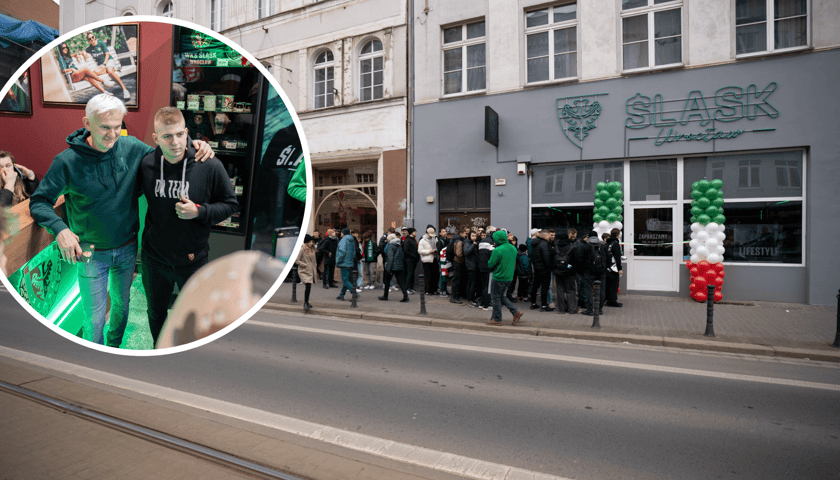 Kolejka przed otwarciem Centrum Kibiców Śląska. Na zdjęciu w kółeczku - fan Śląska pozuje do fotografii z Jackiem Magierą, szkoleniowcem Śląska.