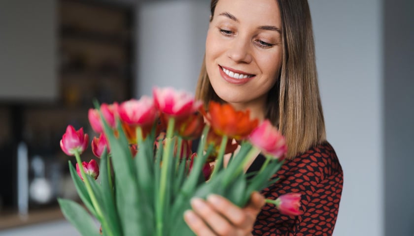 Kobieta z bukietem tulipanów / zdjęcie ilustracyjne