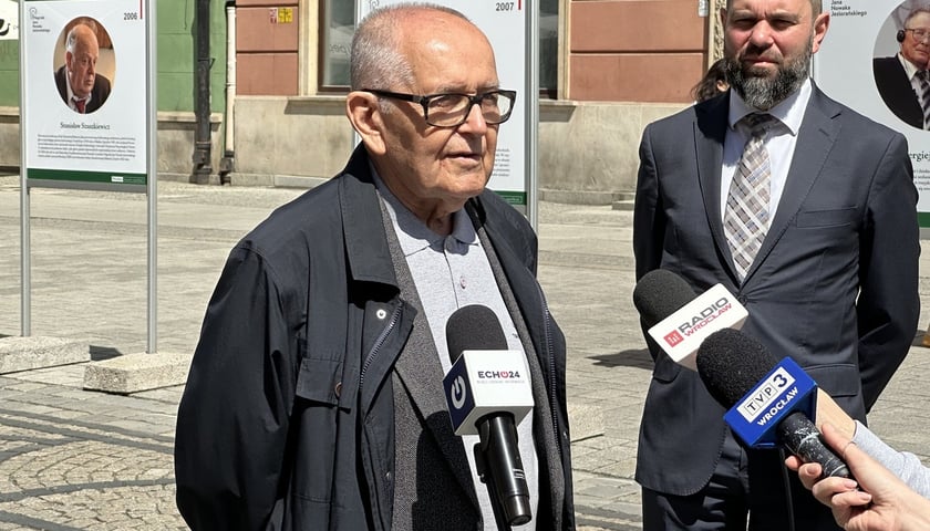 <p>Dr Adolf Juzwenko podczas otwarcia wystawy dot. Nagrody Jana Nowaka-Jeziorańskiego</p>