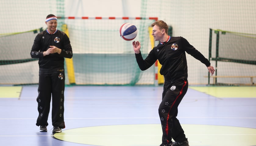 Koszykarze Harlem Globetrotters i Śląska Wrocław w szkole podstawowej. Dobrzykowice, 07.03.2024