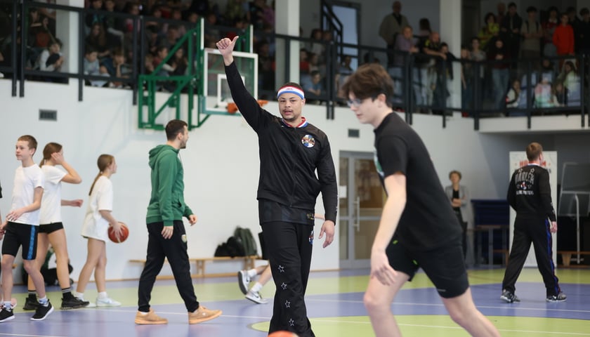 Koszykarze Harlem Globetrotters i Śląska Wrocław w szkole podstawowej. Dobrzykowice, 07.03.2024