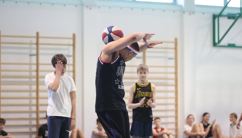 Buckets Barrera z Harlem Globetrotters podczas treningu z uczniami szkoły w Dobrzykowicach