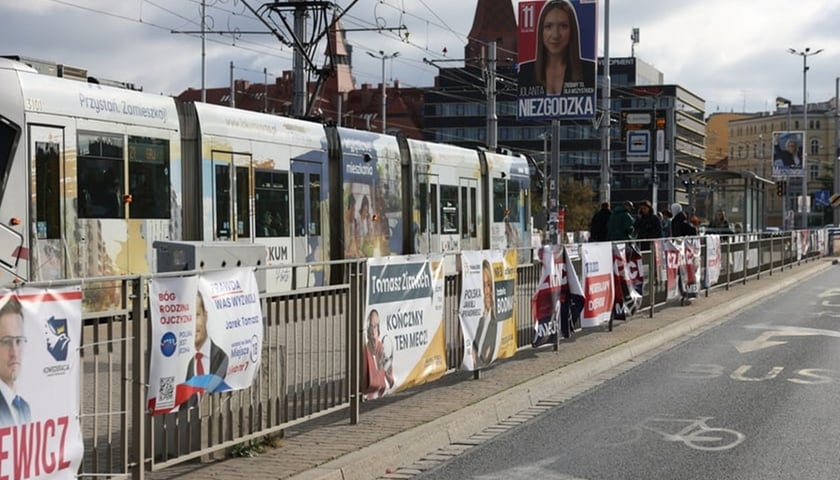 Plakaty wyborcze na ogrodzeniu. Zdjęcie ilustracyjne