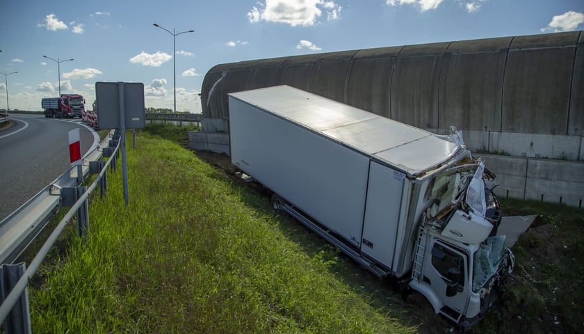 Ciężarówka w rowie na autostradzie, zdjęcie archiwalne,  ilustracyjne.