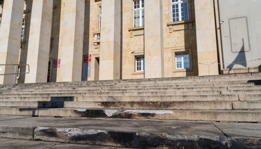 Uszkodzenia budynku Urzędu Wojewódzkiego po demonstracji rolników