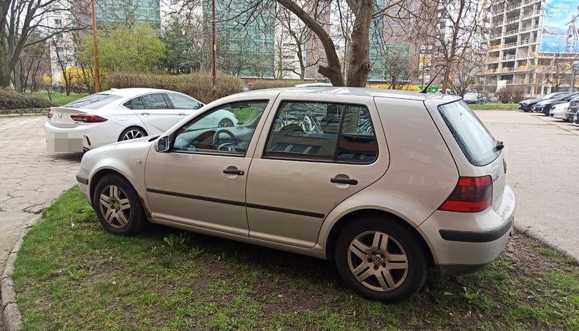 <p>Nieprawidłowo zaparkowany pojazd</p>