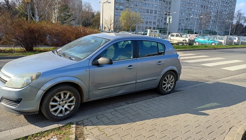 <p>Nieprawidłowo zaparkowany pojazd</p>