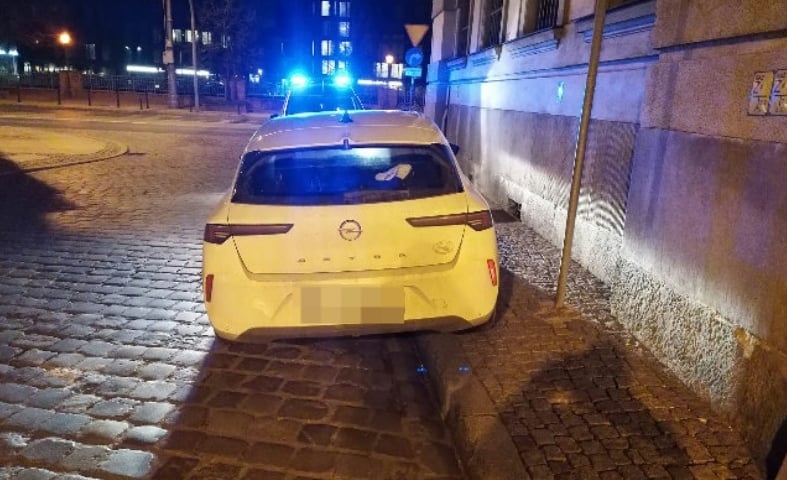 <p>Nieprawidłowo zaparkowany pojazd - ul. Więzienna</p>