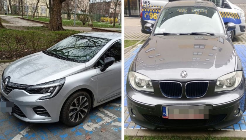 Dwa przykłady samochodów zaparkowanych bez uprawnień na niebieskiej kopercie  