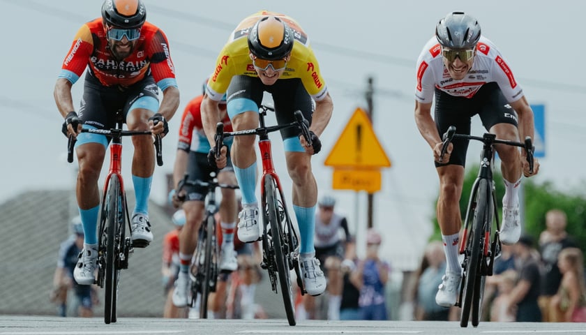 Trójka kolarzy na rowerach podczas Tour de Pologne 2023