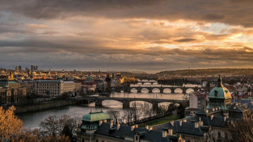 Widok na Wełtawę w Pradze, stolicy Czech.