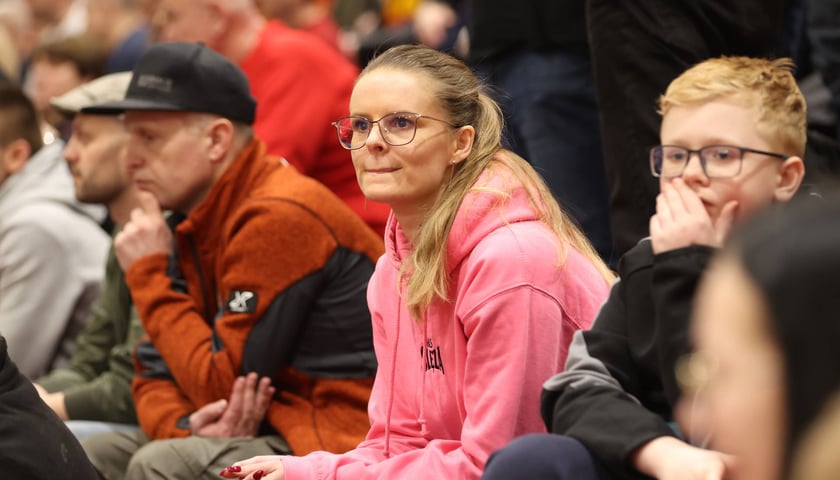 Blondynka w okularach na trybunie  KGHM Ślęza Arena podczas meczu o brązowy medal z Arką