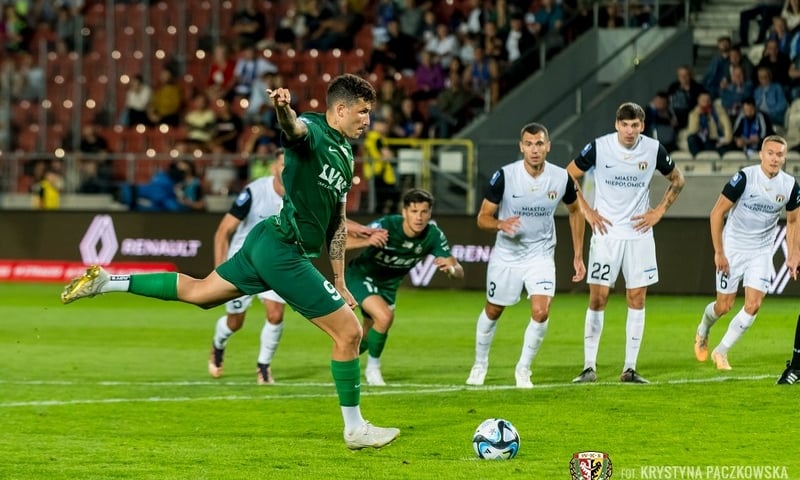 Erik Exposito strzela na bramkę Puszczy Niepołomice podczas meczu rundy jesiennej