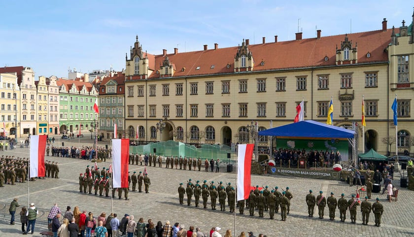 Uroczystość nadania sztandaru 4. Regionalnej Bazie Logistycznej Wojska Polskiego. Wrocław, 15.03.2024