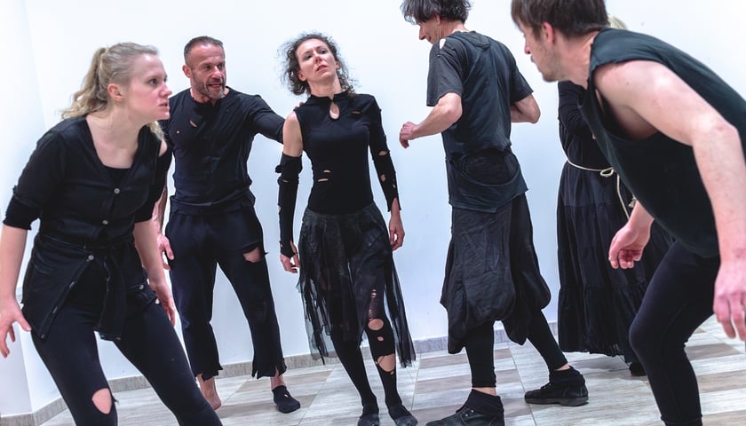 Na zdjęciu aktorzy Wrocławskiego Teatru Enklawa na próbie spektaklu "Ubu król, czyli Polacy"