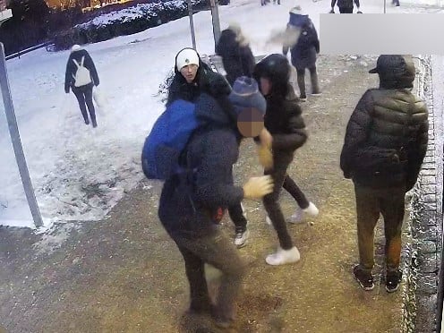 Trzech mężczyzn atakuje człowieka, zdjęcie z monitoringu