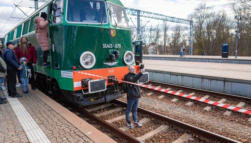 Wystawa taboru kolejowego na stacji Wrocław Leśnica zorganizowana przez Klub Sympatyków Kolei we Wrocławiu