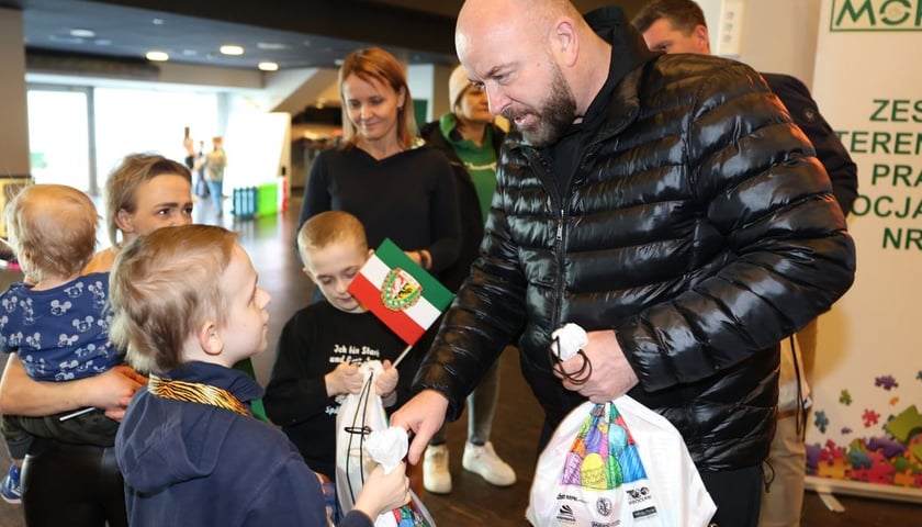 Wielkanocne Paczki Dobrych Relacji 2024. Rozdawał je m.in. prezydent Wrocławia Jacek Sutryk (na zdjęciu przekazujący paczkę dzieciom)