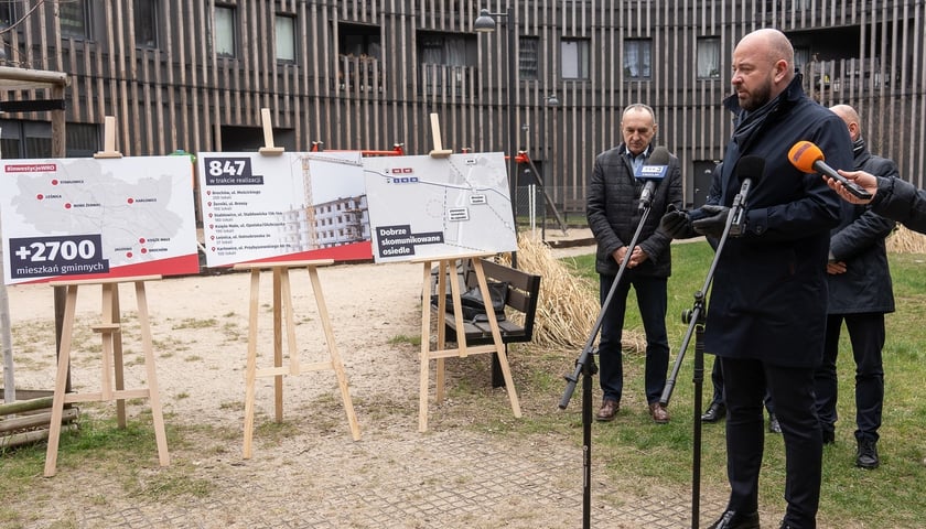 <p>Prezydent Jacek Sutryk ogłasza na Żernikach wybudowanie nowych mieszkań</p>