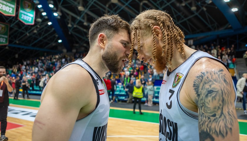 Marek Klassen i Hassani Gravett  dotykają się czołami w geście radości po wygranej z Czarnymi w Orbicie