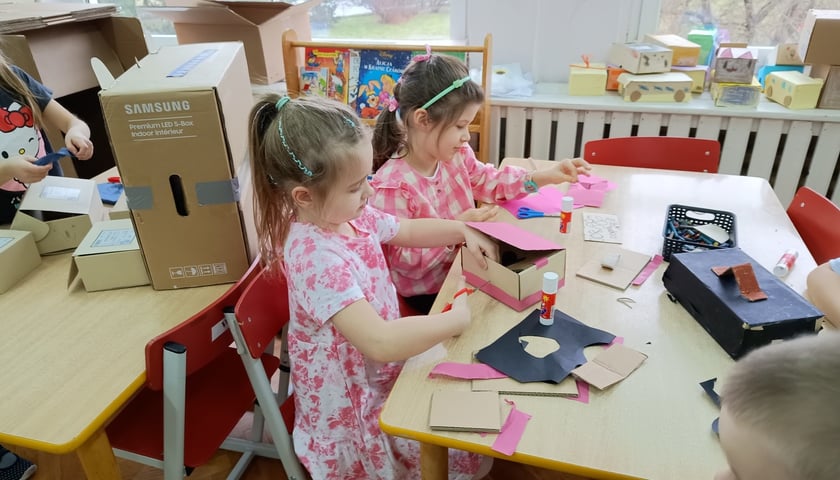 Dziewczynki tworzące nowe „zabawki”