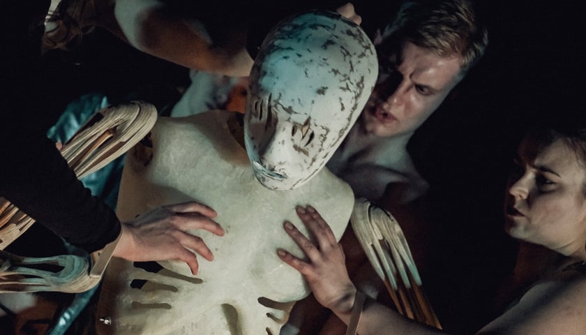 <p>Zdjęcie ze spektaklu "Trojanki" Akademia Sztuk Teatralnych&nbsp;</p>