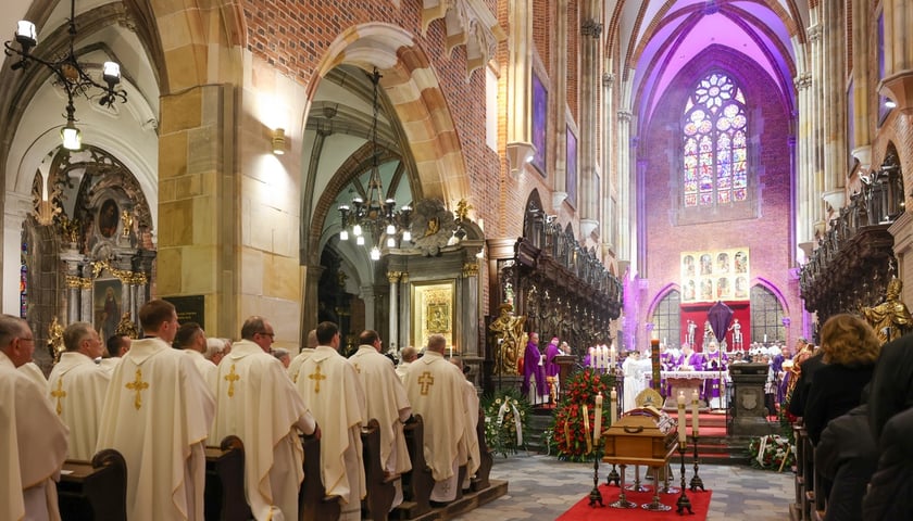 Uroczystości pogrzebowe arcybiskupa Mariana Gołębiewskiego w katedrze na Ostrowie Tumskim we Wrocławiu