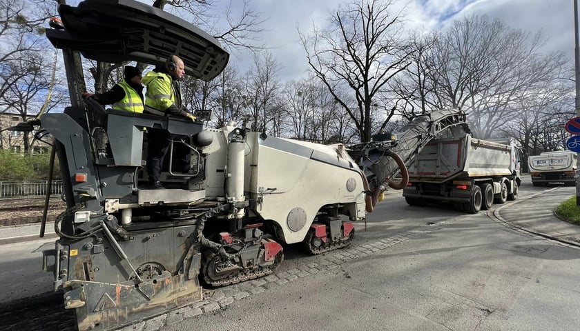 Frezarka z operatorem na ul. Olszewskiego, 18 marca 2024