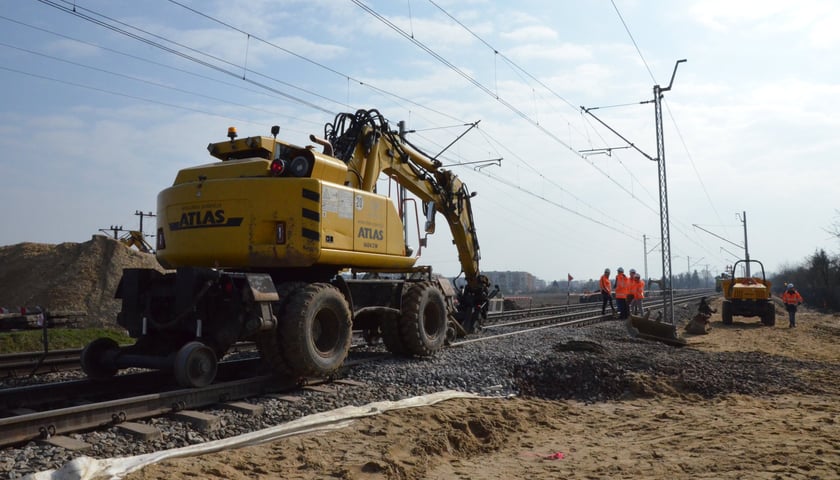 Maszyna budowlana torach, budowa przystanku Oława Zachodnia, marzec 2024