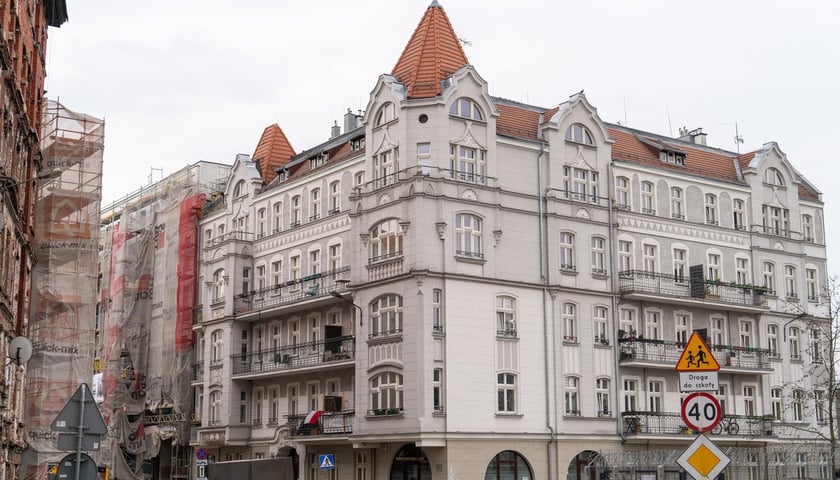 Akcja re-witalizacja. Plan władz Wrocławia na remont kamienic i modernizację podwórek. Część kamienic przy ul. Kurkowej już przeszło remont, jest plan na odnowienie kolejnych historycznych budynków oraz podwórek