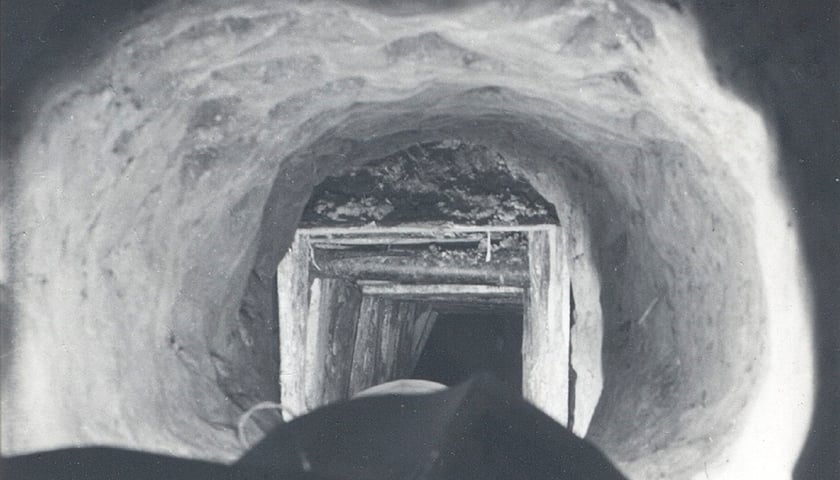 <p>Niemcy zaglądają wgłąb tunelu "Harry"</p>