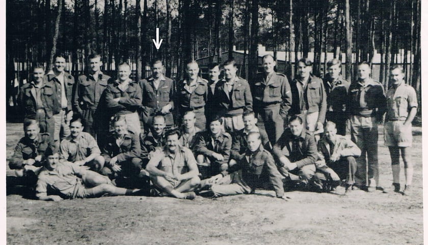 <p>Lotnicy przetrzymywani w obozie Luft 3. Strzałką zaznaczony Bushell</p>