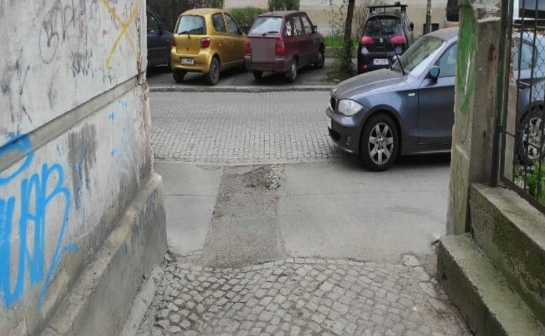 <p>Nieprawidłowo zaparkowane samochody, ul. E. Orzeszkowej - działania prewencyjno-kontrolne Straży Miejskiej Wrocławia</p>
