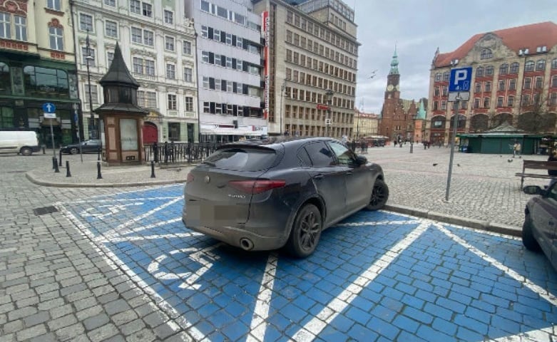 <p>Nieprawidłowo zaparkowane samochody, plac Solny - działania prewencyjno-kontrolne Straży Miejskiej Wrocławia</p>