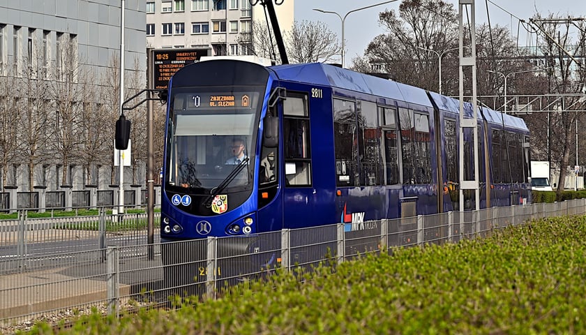 Tramwaj MPK Wrocław na ul. Ślężnej jadący w kierunku zajezdni. Zdjęcie ilustracyjne. 