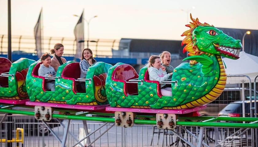 Rollercoaster Dragon w wesołym miasteczku przy stadionie